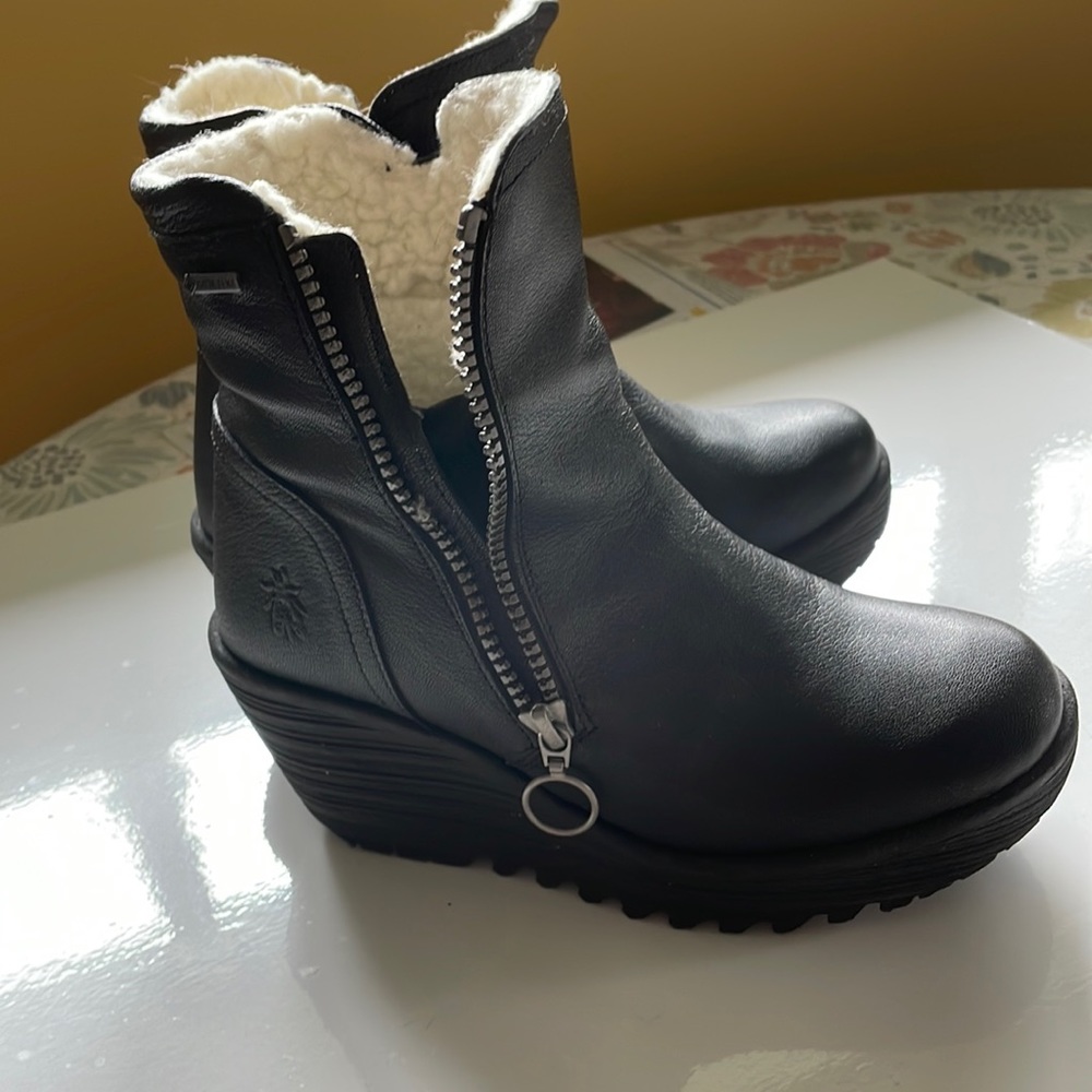 NWOT Fly London Yolk Leather Gore-Tex Side Zip Furry Lined Arch Support Boots 6